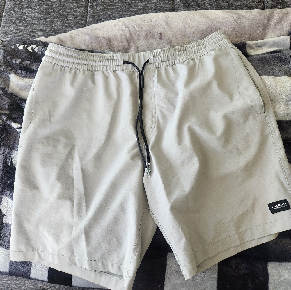 Volcom mens athletic stretch shorts size Large